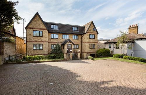 Belvedere House | Budget-Friendly Room with Kitchen, Steps from the Station