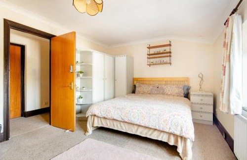 Belvedere House | Budget-Friendly Room with Kitchen, Steps from the Station