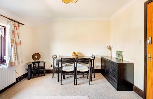 Belvedere House | Budget-Friendly Room with Kitchen, Steps from the Station
