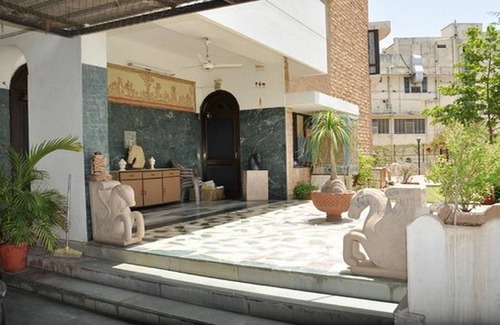 Adarsh Nagar House | Cozy Retreat with Breakfast in a Serene Location