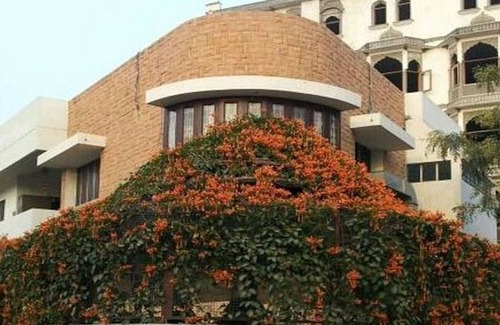 Adarsh Nagar House | Cozy Retreat with Breakfast in a Serene Location