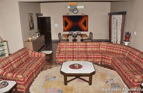 Adarsh Nagar House | Cozy Retreat with Breakfast in a Serene Location