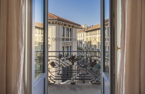 Porta Venezia House | Elegant Room with Private Bath Near City Center & Breakfast