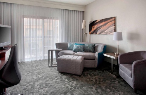 Middletown Hotel | Comfort Meets Value Near Kingscote Newport Mansion