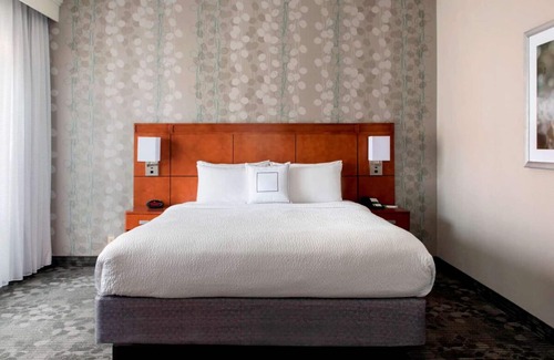 Middletown Hotel | Comfort Meets Value Near Kingscote Newport Mansion