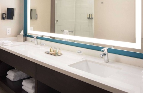 Bee Cave Hotel | Spacious Room w/Relaxing Outdoor Pool, Rooftop Bar, & Modern Amenities