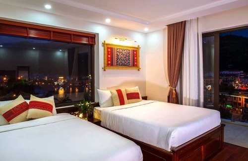 Sa Pa Hotel | Comfortable Room with 2 Queen Beds & Balcony in Sapa Town
