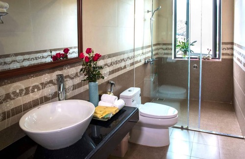 Sa Pa Hotel | Comfortable Room with 2 Queen Beds & Balcony in Sapa Town