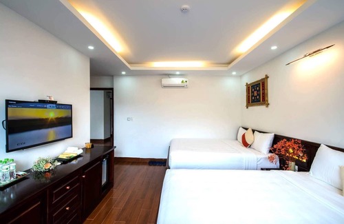 Sa Pa Hotel | Comfortable Room with 2 Queen Beds & Balcony in Sapa Town