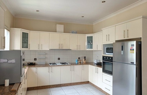 Merrylands House | Guest Rated: 10/10 with Balcony & Hot Tub Amenities