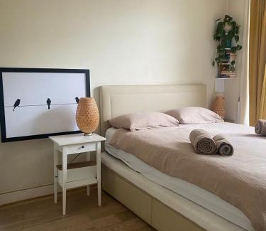 Helmersbuurt House | Spacious Room with private king bathroom