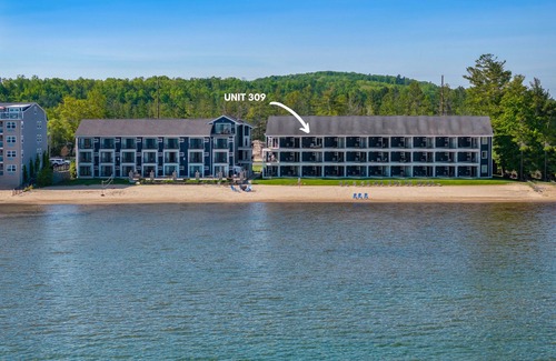 Traverse City Condo | Panoramic Beach Views and Relaxing Amenities Await You