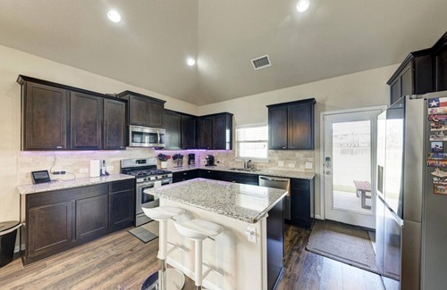 Round Rock House | Spacious Round Rock Retreat | Sleeps 16 | Near Kalahari!