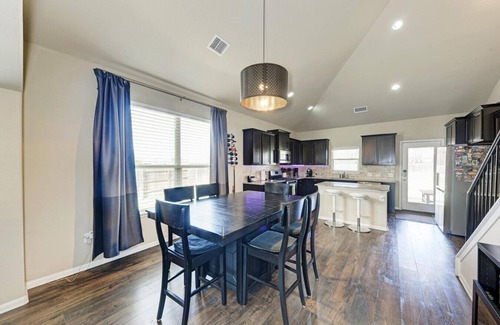 Round Rock House | Spacious Round Rock Retreat | Sleeps 16 | Near Kalahari!