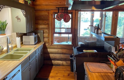 Tomahawk House | Beautiful Lodge with Pool and Shoreline Access - Rated 10/10