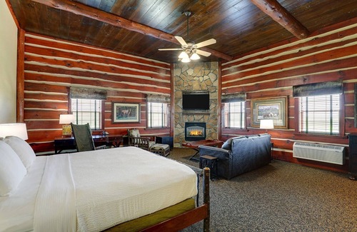 Columbia Hotel | Cozy Rustic Suites in Columbia with Lake View & Pool
