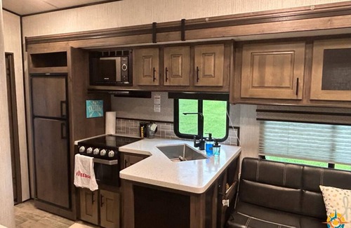 Lexington House | Spacious RV w/ 3BD Setup Toy Hauler Torquinantor Experience @ KHP