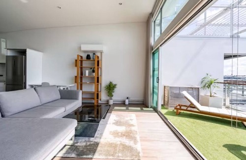 Auckland Central Business District Apartment | Scenic Retreat with Breathtaking Harbour Views & Great Amenities!