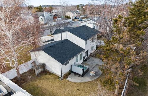 Sandy House | Inviting Sandy Home with Hot Tub & Game Room near Ski Resorts