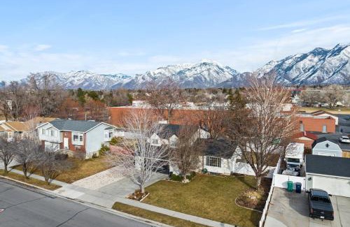 Sandy House | Inviting Sandy Home with Hot Tub & Game Room near Ski Resorts