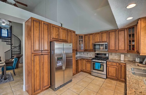 El Lago House | Seabrook Retreat with Oceanfront Views & Patio Relaxation