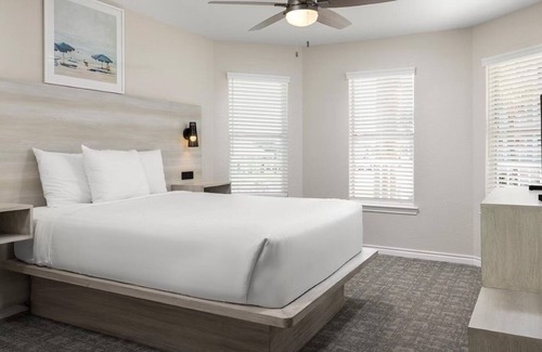 Galveston Hotel | Spacious Seaside Escape w/Kitchen, Pool & Sports Courts | Near Galveston Beach