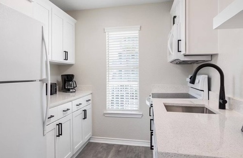 Galveston Hotel | Spacious Seaside Escape w/Kitchen, Pool & Sports Courts | Near Galveston Beach