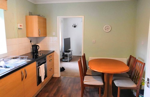 Leigh House | Pet-Friendly Semi-Detached House with Pool & Perfect Score