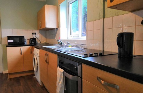 Leigh House | Pet-Friendly Semi-Detached House with Pool & Perfect Score