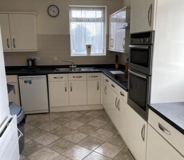 Mansfield House | Pet-Friendly 9-Bed House in Mansfield, Nottinghamshire
