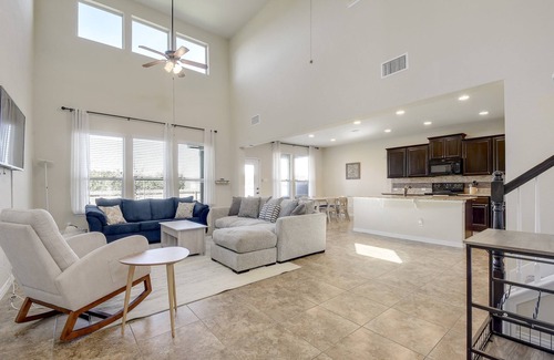 Austin House | Spacious South Austin 3br/2.5ba with Amazing Natural Light, Fenced Backyard