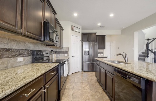 Austin House | Spacious South Austin 3br/2.5ba with Amazing Natural Light, Fenced Backyard