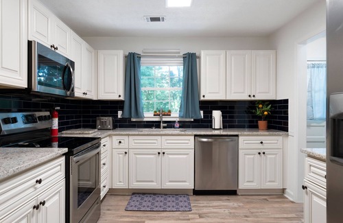Dallas House | Ideal Spanish-Style Ranch Near ATL with Family-Friendly Perks