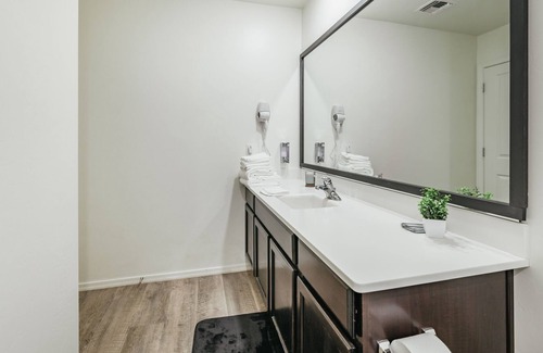 Tucson House | Inviting Spring Retreat for 11, Close to Airport