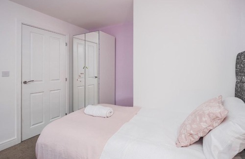 Stanford-le-Hope Apartment | Inviting TMS Cheerful 5BDR House with Free Parking in Thurrock