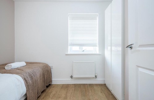 Stanford-le-Hope Apartment | Inviting TMS Cheerful 5BDR House with Free Parking in Thurrock