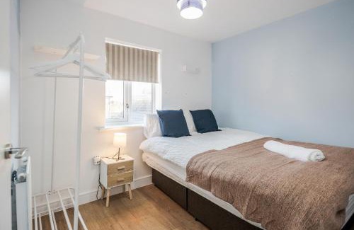 Stanford-le-Hope Apartment | Inviting TMS Cheerful 5BDR House with Free Parking in Thurrock