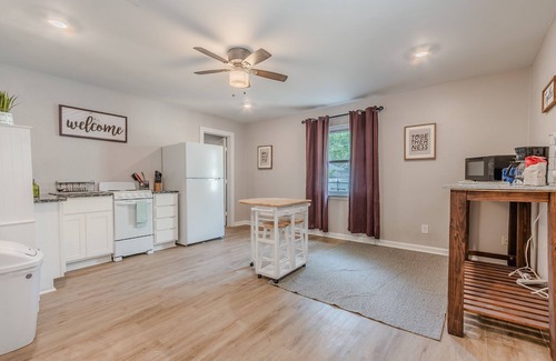 Oak Cliff House | Family-Friendly Stay in Oak Cliff with Kitchen Amenities