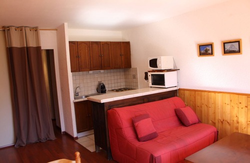 Barcelonnette Apartment | Cozy Studio with Balcony Near Downtown – Guest Rated 8.6/10