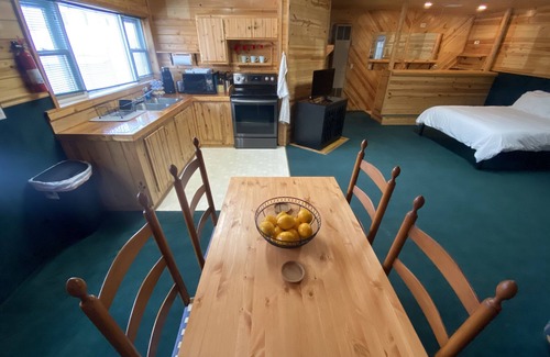 McMillan House | Inviting Studio Apartment with Private Garage & Breakfast