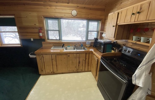 McMillan House | Inviting Studio Apartment with Private Garage & Breakfast
