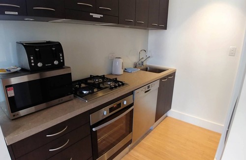 McMahons Point Apartment | Cozy Studio with Spectacular Views and Family Amenities