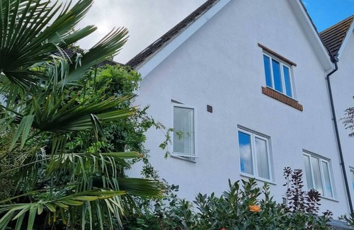 West Molesey Apartment | Spacious Studio in West Molesey with free on-street Parking