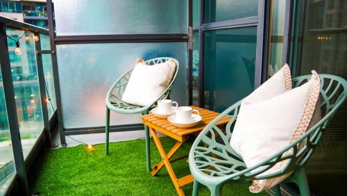 Fort York Apartment | Stylish Studio with Pool Access in Downtown Toronto