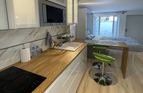 Bagneux Apartment | Inviting Studio with Terrace & Ocean Views for Families