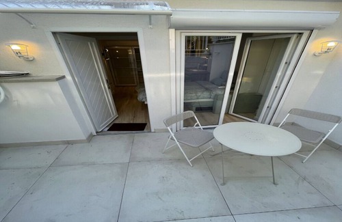 Bagneux Apartment | Inviting Studio with Terrace & Ocean Views for Families