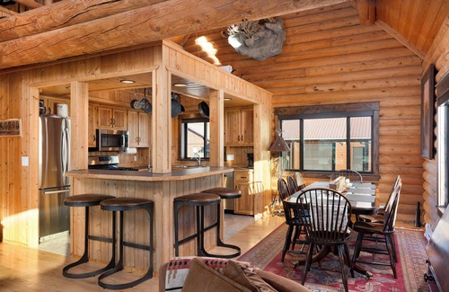 Emigrant House | SPACIOUS & Stunning 6-bedroom Log Cabin Home Great for Large Gatherings!