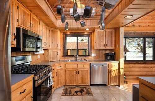 Emigrant House | SPACIOUS & Stunning 6-bedroom Log Cabin Home Great for Large Gatherings!
