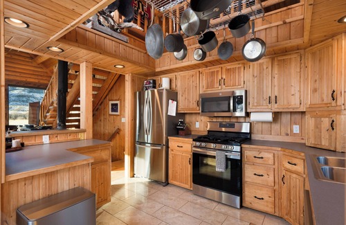 Emigrant House | SPACIOUS & Stunning 6-bedroom Log Cabin Home Great for Large Gatherings!