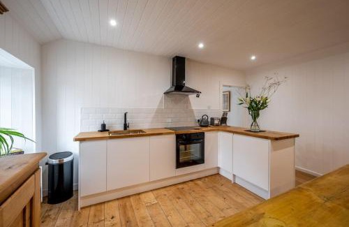 Kirriemuir House | Eco-Friendly StoneHous Cottage with Hot Tub & Perfect Score
